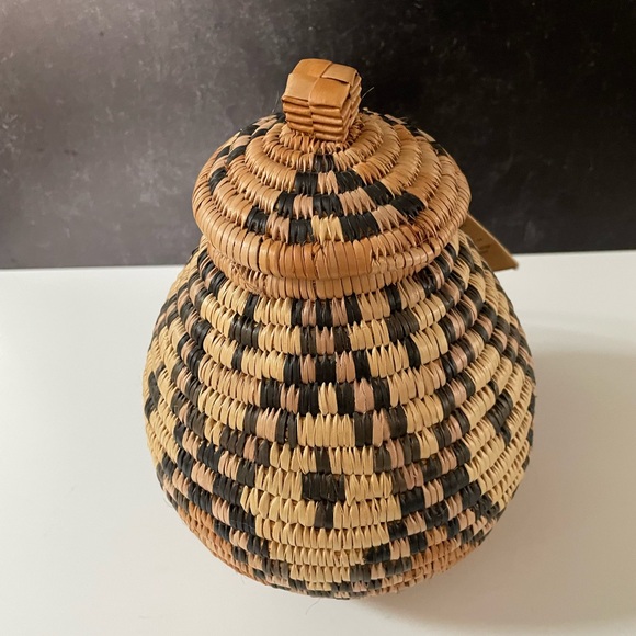 Handmade Zulu Basket w/maker tags attached - Picture 6 of 9